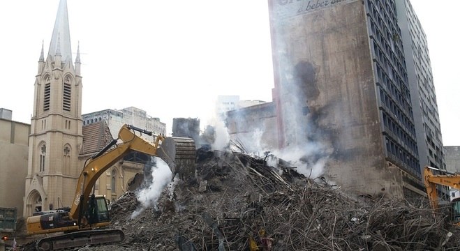 Bombeiros trabalham no local onde o edifício desabou desde terça-feira (1)