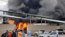 Incêndio atinge sacolão e caminhão em Pará de Minas (MG) 