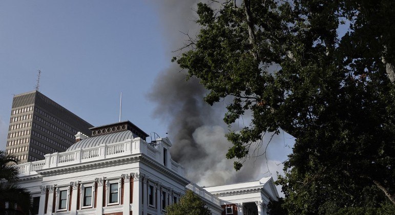 Polícia investiga a causa do incêndio no Parlamento da África do Sul