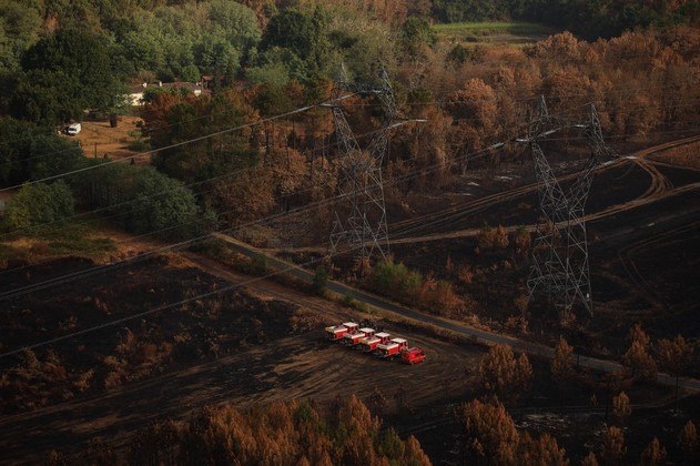 À medida que a França entra em sua terceira onda de calor do verão, as regiões do país foram colocadas em alerta máximo para incêndios florestais