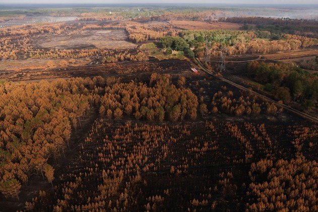 Cerca de 300 bombeiros combatem as chamas, que ainda não estavam controladas no fim da tarde, informaram os serviços de proteção civil