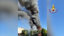 Incêndio destrói prédio de 20 andares em Milão, na Itália