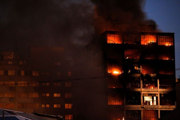 Cerca de 80 homens do corpo de bombeiros e 28 carros combatem o incêndio. Chamas atingiram mais três prédios