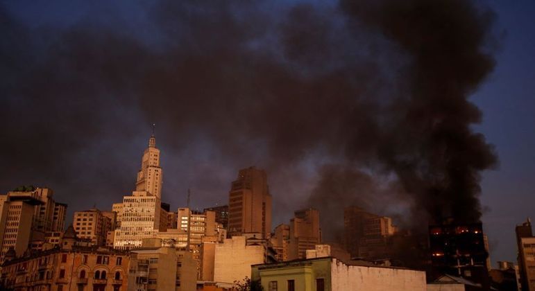 Incêndio de grandes proporções atingiu prédios na 25 de Março em julho deste ano