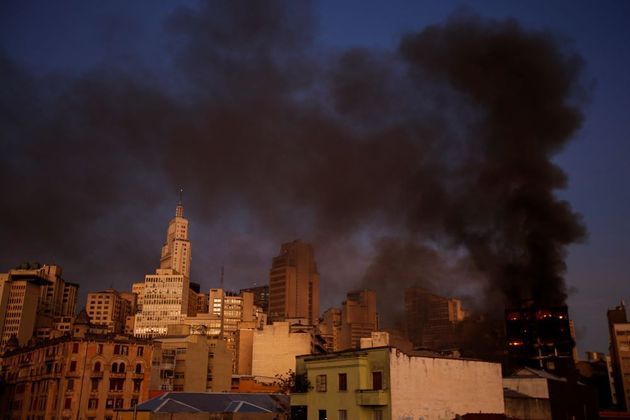 Muita fumaça preta tomou conta do centro de São Paulo, mesmo mais de 10 horas depois do início do incêndio
