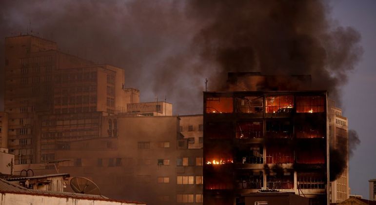 Incêndio na 25 de Março compromete quatro estruturas; causa é investigada