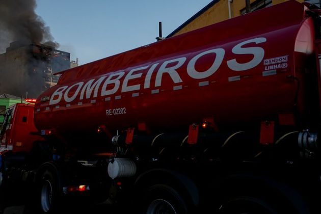 Caminhão-pipa do corpo de bombeiros chega ao local do incêndio