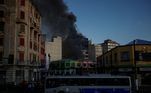 Coluna de fumaça sai do prédio comercial atingido por chamas no centro de São Paulo, na Rua Barão de Duprat, na manhã desta segunda-feira (11). O incêndio começou na noite de domingo, por volta das 21h, e ficou fora de controle. 