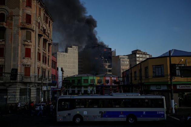 Coluna de fumaça sai do prédio comercial atingido por chamas no centro de São Paulo, na Rua Barão de Duprat, na manhã desta segunda-feira (11). O incêndio começou na noite de domingo, por volta das 21h, e ficou fora de controle. 