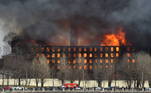 Um incêndio gigantesco devastou uma fábrica histórica em São Petersburgo na segunda-feira (12), com enormes chamas e colunas de fumaça preta subindo do icônico edifício na antiga capital imperial russa