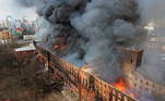 Mais de 4.000 m2 estão em chamas, afirmou uma fonte dos
serviços de socorro citada pelas agências de notícias russas