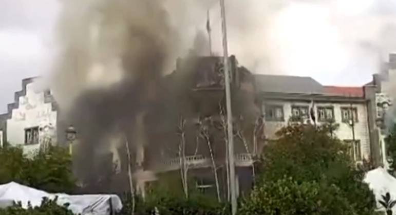 Manifestantes invadem gabinete de governador na Síria e ateiam fogo ao prédio
