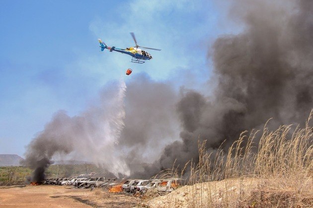 Helicóptero foi usado para combater o fogo no pátio