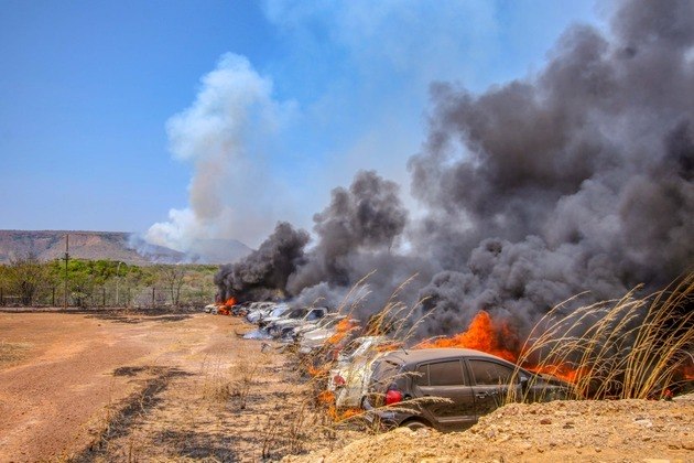 Um incêndio de grandes proporções destruiu centenas de veículos estacionados no Pátio da Sefaz (Secretaria de Fazenda do Estado do Tocantins), neste sábado (28).  Bombeiros militares e voluntários de outros órgãos de segurança formaram um força-tarefa para conter as chamas, extintas ontem, mesmo. Carros, caminhonetes, caminhões, motocicletas e até bicicletas ficaram destruídas. Veja a seguir fotos da ocorrência