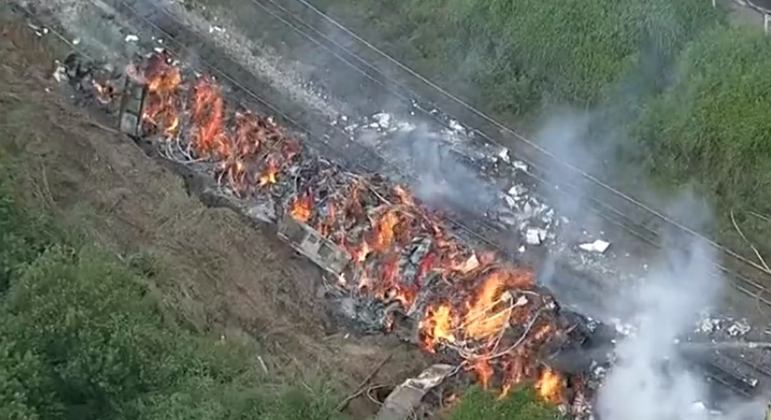 Um trem de carga continua pegando fogo em Embu-Guaçu (SP)
