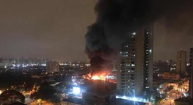 Incêndio atinge restaurante  e interdita avenida  Guilherme Cotching