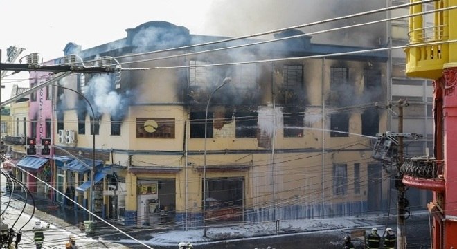 Dois prédios na 25 de março são interditados após incêndio 