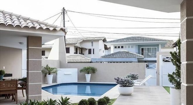 Inclua vasos de plantas nos projetos de casas com piscinas