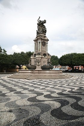 Inclusive, a primeira calçada artística portuguesa no Brasil foi feita em Manaus, no Largo de São Sebastião, em 1901. 