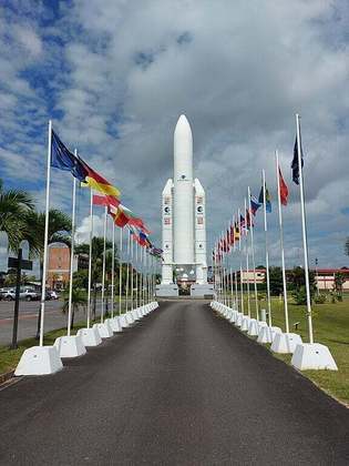 Inclusive, o Centro Espacial Europeu de Kourou é o maior centro de lançamento de foguetes da Europa, usado para lançar satélites e espaçonaves.
