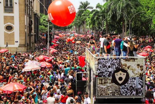 Inclusive, os próprios responsáveis pelo bloco o auto-intitulam “o maior bloco de Carnaval do mundo”, o que acabou criando uma rivalidade com o Galo da Madrugada, o mais tradicional de Recife.