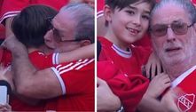Abraço emocionante entre avô e neto após gol da vitória de time argentino viraliza; assista ao vídeo