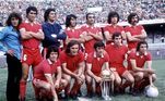 Independiente-ARG – 1972, 1973, 1974 e 1975O Independiente, seguindo os passos do Estudiantes, foi o primeiro clube a conquistar o tetracampeonato consecutivo da Libertadores. Até hoje, nenhum outro clube conseguiu igualar o feito dos argentinos. Em 1972, o Independiente foi campeão jogando contra os peruanos do Universitário, empatando a primeira partida por 0 a 0 e vencendo a segunda, na Argentina, por 2 a 1. Em 1973, a taça veio contra o Colo-Colo-CHI. As duas partidas terminaram empatadas, a primeira por 1 a 1 e a segunda por 0 a 0. No terceiro jogo, os argentinos levaram a melhor, vencendo por 2 a 1. Em 1974, a vítima foi o São Paulo, e o confronto também foi decidido no jogo de desempate. O São Paulo até chegou perto de vencer o Independiente, mas foi derrotado por 1 a 0 no terceiro confronto. Finalizando a sequência de títulos histórica do Rei de Copas, em 1975, venceu os chilenos da Unión Española, também no jogo de desempate, com a vitória por 2 a 0