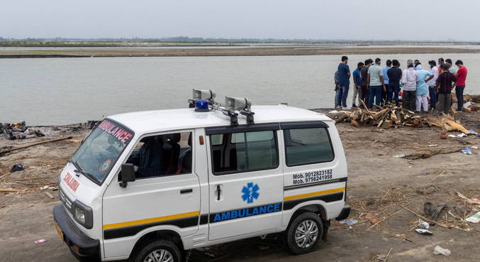 Índia coloca rede no Ganges para resgatar mortos por covid-19