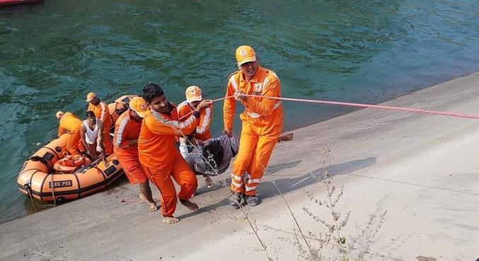 Vítimas do acidente foram resgatadas de dentro do canal
