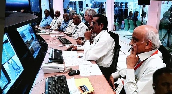 Cientistas da Isro acompanham a missão da sonda Chandrayaan-2