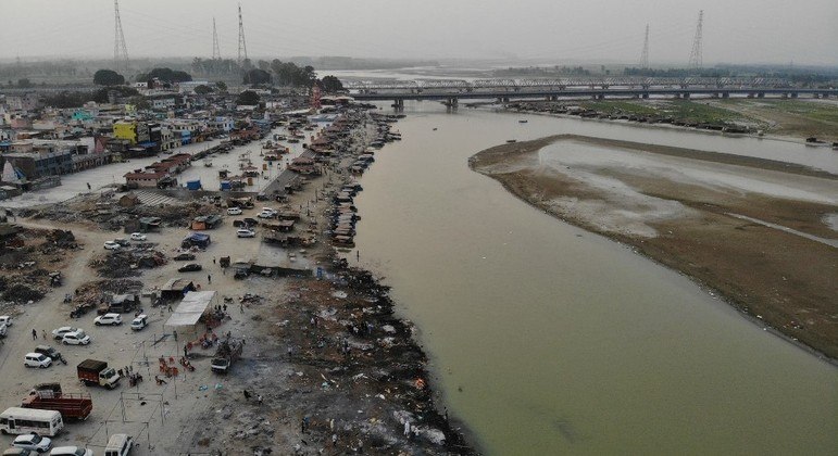 O rio Ganges tem sido cenário de milhares de cremações de vítimas da covid-19 na Índia
