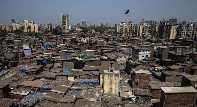 Dharavi, em Mumbai, tem quase 800 mil habitantes