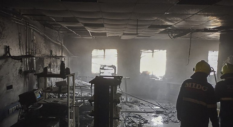 Bombeiros inspecionam enfermaria de hospital em Ahmadnagar após incêndio
