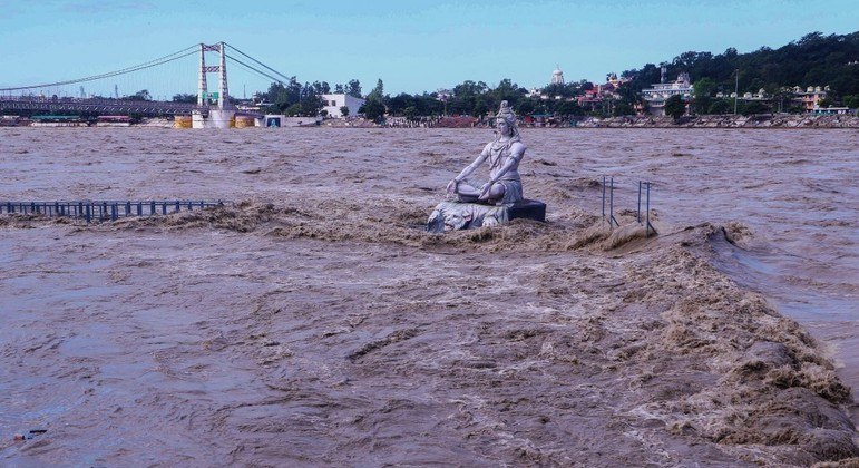 O rio Ganges invadiu as margens na cidade de Rishikesh por conta das chuvas
