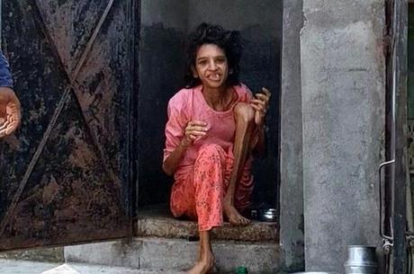 A vítima vivia trancada nesse pequeno banheiro
