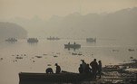 Para a população de Nova Délhi e da maior parte das cidades indianas, a poluição se tornou parte do dia a dia. É muito comum ver as pessoas circulando sem máscara mesmo em dias em que a névoa poluidora cobre completamente a paisagem