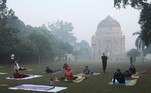 Enquanto isso, os moradores da capital indiana seguem praticando suas atividades diárias em meio a intensas nuvens de poluição, agravadas pela falta de chuva