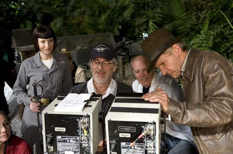 Spielberg (de boné) e Ford juntos no set de Indiana 4