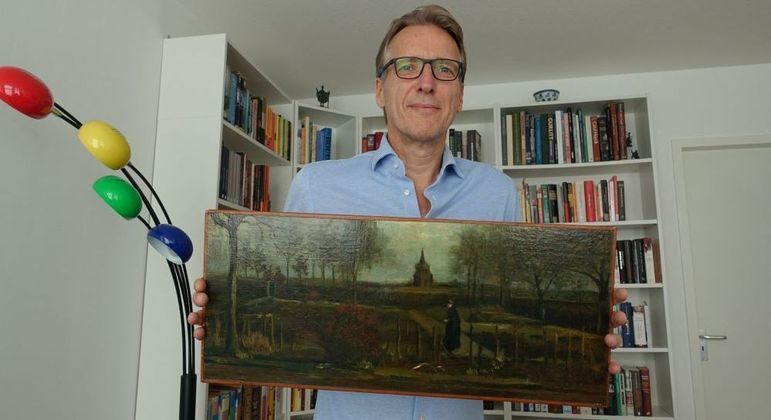 Arthur Brand, o Indiana Jones das artes, com o quadro de Van Gogh que havia sido roubado