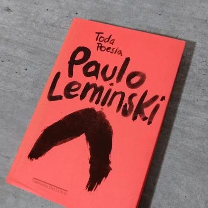 Toda Poesia (Paulo Leminski) - O poeta, escritor, crítico literário e letrista deixou marcas próprias nas poesias pela forma de escreve-las. Entre haikais e canções, poemas concretos e líricos, Toda poesia percorre, pela primeira vez, a trajetória poética completa do autor curitibano e revela por que Paulo Leminski é um dos poetas brasileiros mais lidos das últimas décadas