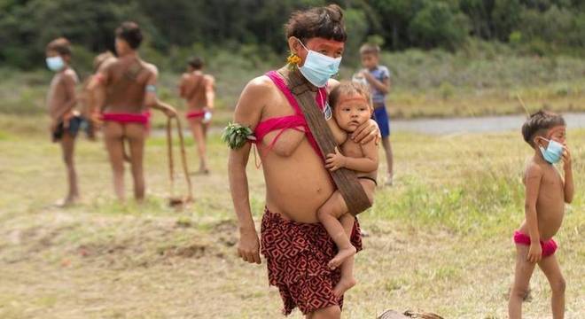 Membros do povo yanomami ao redor de posto de atendimento em Roraima