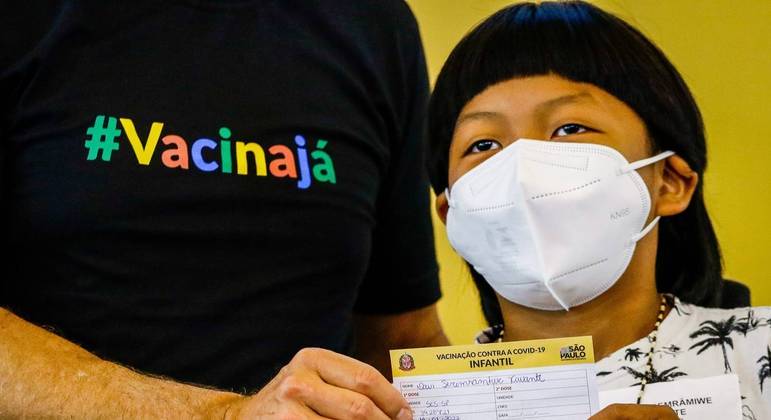 Criança indígena de 8 anos é 1ª imunizada contra a Covid-19 em São Paulo