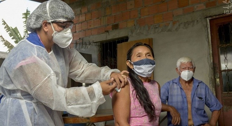 Brasileiros precisam se deslocar por até 3 mil quilômetros para receber vacina contra covid-19