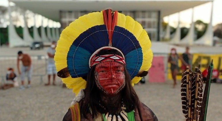 Indígenas protestam em frente ao Supremo Tribunal Federal, em Brasília