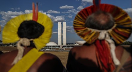 Indígenas durante protesto em frente ao Congresso