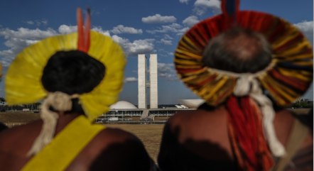 Indígenas durante protesto em frente ao Congresso
