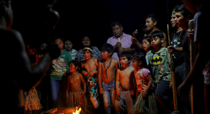 Indígenas xokleng cantam em volta de fogueira em sua terra em José Boiteux (SC)