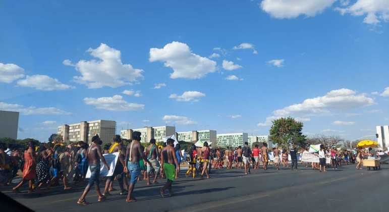 Indígenas fazem manifestação em Brasília na tarde desta terça (24)