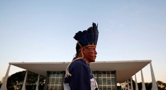 Índio do povo Guarani Kaiowa em frente ao prédio do STF em Brasília