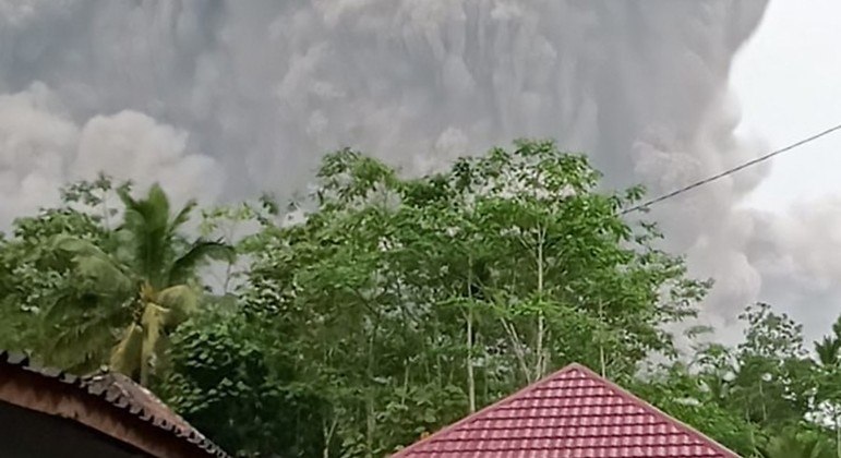 Vulcão Semenu, na ilha de Java, explodiu em uma imensa erupção neste sábado (4)